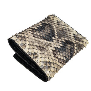 Cartera triple de piel auténtica de serpiente de cascabel del este: blanco y negro (598-W213BW) Y2L