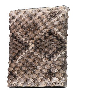 Cartera de piel auténtica de serpiente de cascabel con espalda de diamante del oeste: tres pliegues (598-W302-AS) Y2L