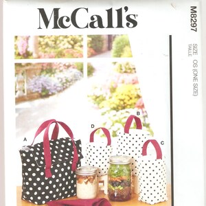 Puede incluir: Patrón McCall's para varias bolsas y tarros. Las bolsas son negras con lunares blancos y asas burdeos. Los tarros contienen comida y están sobre una superficie de madera. El texto "McCall's" está en la parte superior.
