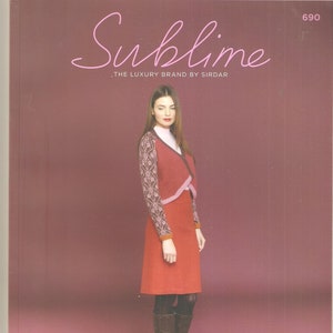 Puede incluir: Una portada de libro con una mujer que lleva un suéter de punto rosa y marrón y una falda roja. La portada es rosa y tiene el texto "Sublime, The Luxury Brand by Sirdar" y "The Ninth Sublime Extra Fine Merino DK Book, Sublime Extra Fine Merino Wool DK, 13 designs for women".