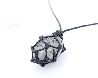 Collana in quarzo rutilato nero: ciondolo in micro macramè