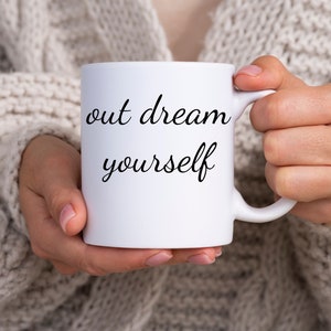 Out Dream Yourself Tasse Geschenk, Kaffee Liebhaber Tasse Geschenke, Mama Geschenke, HexenBecher, inspirieren, neue Hausbesitzer Geschenke, Manifestation Tassen, Universum Tasse