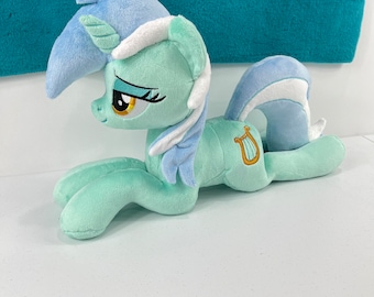 Peluche personalizzato di Lyra Heartstrings, pony sdraiato.
