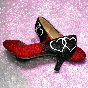 Zapatos de tacón con corazón y purpurina degradada: Zapatos de boda en rojo rubí y negro.