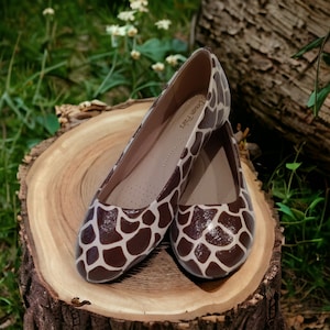 Giraffe Print Flats / Hand Painted Flats / Animal Print Flats / Women&#39;s Flats / Women&#39;s Shoes / Giraffe Flats / Brown Flats / Giraffe Shoes
