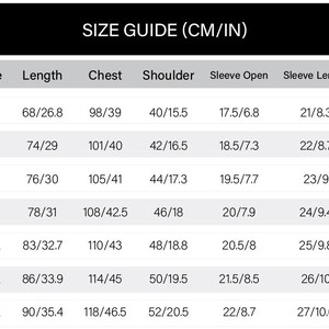 Op de afbeelding: Een maattabel met afmetingen in centimeters en inches. De tabel bevat maten van S tot 4XL, met metingen voor lengte, borst, schouder, mouwopening en mouwlengte. De tekst "SIZE GUIDE (CM/IN)" staat bovenaan.