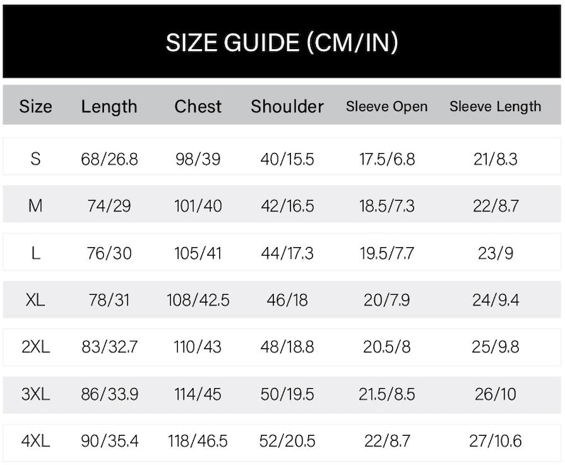 Op de afbeelding: Een maattabel met afmetingen in centimeters en inches. De tabel bevat maten van S tot 4XL, met metingen voor lengte, borst, schouder, mouwopening en mouwlengte. De tekst "SIZE GUIDE (CM/IN)" staat bovenaan.