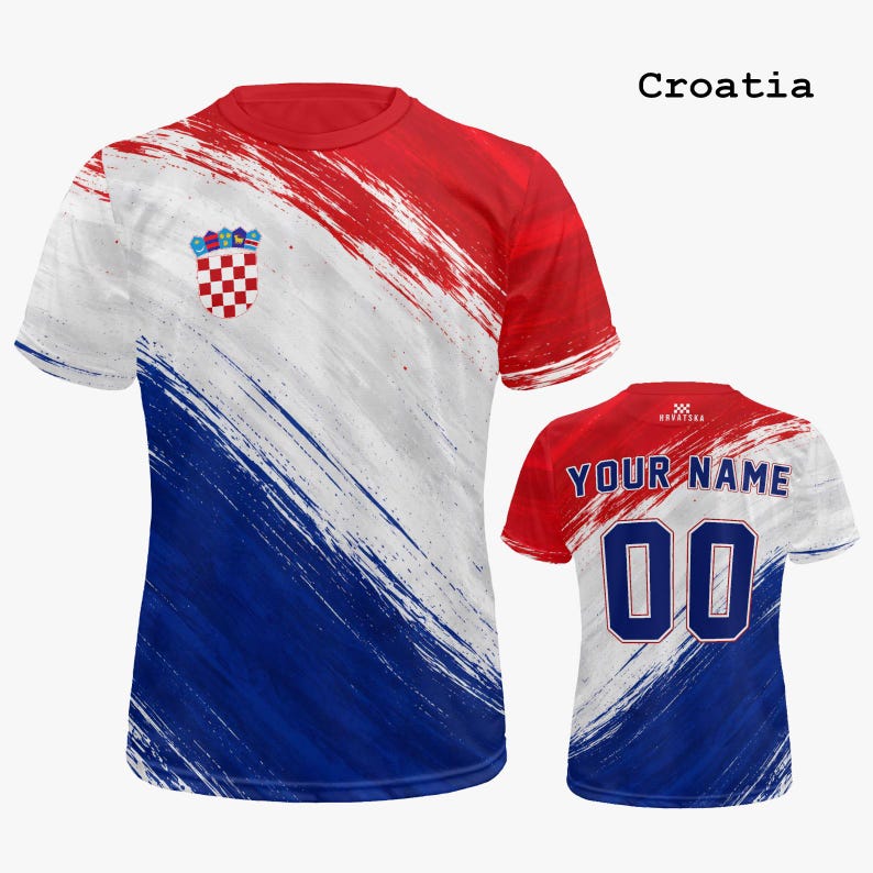 Op de afbeelding: Een rood, wit en blauw Kroati&euml; voetbalshirt met een penseelstreken ontwerp. De voorkant heeft het Kroatische wapen. De achterkant toont de tekst "YOUR NAME" boven het nummer "00". Het woord "Croatia" staat bovenaan gedrukt.