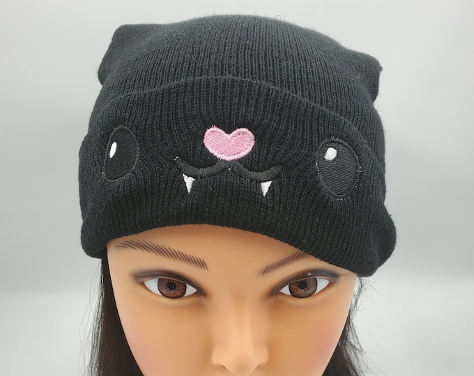Black Bat Beanie, Kawaii Fashion, Spooky Cute Hat, Halloween Knitted Cap, Warm and Comfortable Vampire Skull Cap, Perfect Gift for Goth