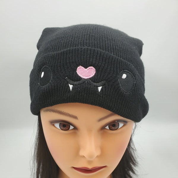 Black Bat Beanie, Kawaii Fashion, Spooky Cute Hat, Halloween Knitted Cap, Warm and Comfortable Vampire Skull Cap, Perfect Gift for Goth