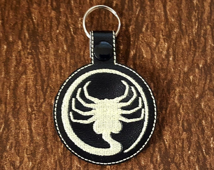 Alien Facehugger Keychain, Alien Key Fob, Science Fiction Bag Clip, Perfect Gift for Sci-Fi Nerds