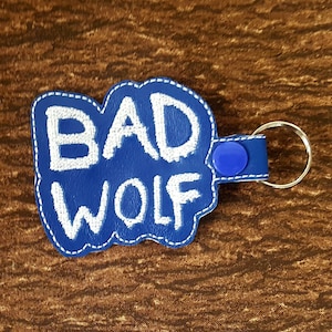 Böser Wolf bestickter Schlüsselanhänger, Science-Fiction-Abzeichen, Alien Doctor Cosplay, Sci-Fi-TV-Show-Requisite