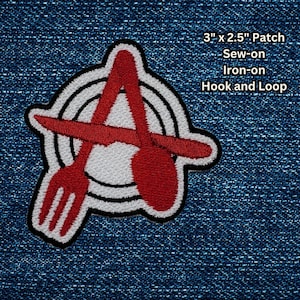 Può includere: Toppa ricamata rossa e bianca con una forchetta e un cucchiaio che formano una "A" all'interno di un cerchio. La toppa misura 7,6 cm per 6,4 cm e può essere cucita, stirata o fissata con velcro.