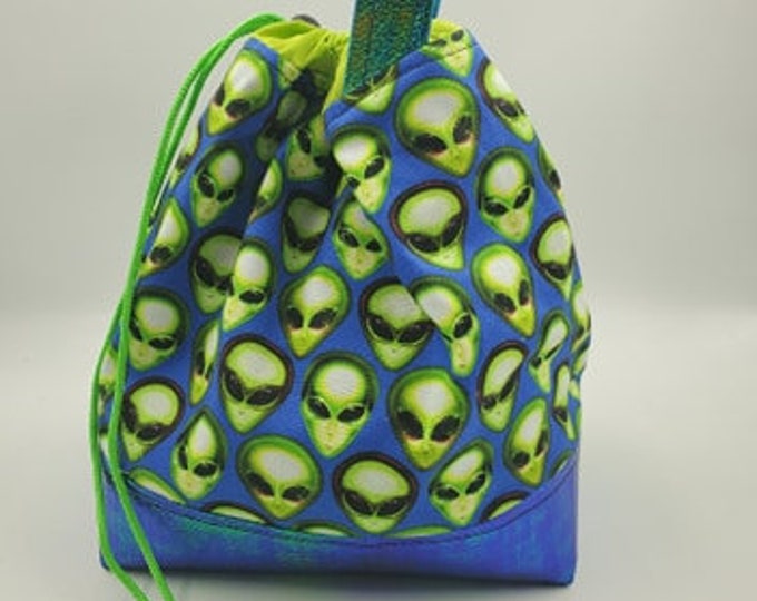 Sci-Fi Alien Dice Bag, Cute Space Traveler Cinch Purse for Crafts, Holographic Vinyl Bottom Bag with Inner Pockets