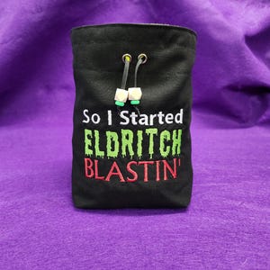 So fing ich an Eldritch Blastin' gestickte Baumwollwürfel-Goblin-Handtasche, kann über 25 Würfelsätze mit optionalen Teilertaschen halten