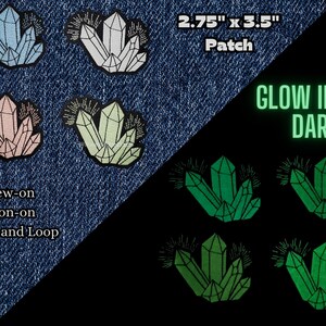 Könnte beinhalten: Vier Bügelbilder mit Kristallformen in Blau, Rosa, Grün und Weiß. Die Patches leuchten im Dunkeln und sind 2,75 Zoll mal 3,5 Zoll groß. Die Patches können angenäht, aufgebügelt oder mit Klettverschluss befestigt werden.