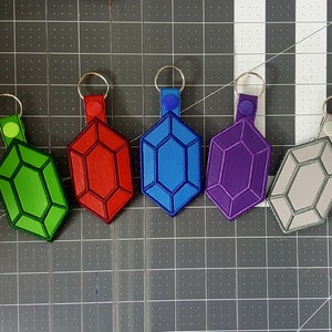 TLOZ Gem Keychain, Video Game Key Fob, Popular Fantasy Gaming Bag Clip, Perfect Gift for Lonk Fans and Gamers