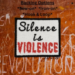 Puede incluir: Parche blanco bordado con texto negro que dice "Silence is Violence" en letras rojas. El parche mide 2,5 pulgadas por 2,25 pulgadas y tiene opciones de respaldo de coser, planchar y velcro.