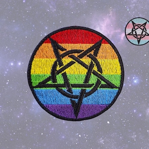Könnte beinhalten: Gestickter Patch mit einem Regenbogenmuster und einem schwarzen Pentagramm in der Mitte.