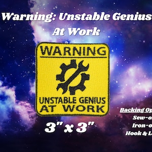 Op de afbeelding: Een geel waarschuwingsbord met zwarte tekst die "WARNING UNSTABLE GENIUS AT WORK" luidt. Het bord heeft een zwart-witte illustratie van een sleutel en een tandwiel. Het bord is 7,6 cm bij 7,6 cm.