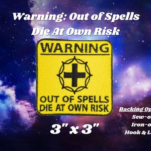 Puede incluir: Un letrero de advertencia amarillo con texto negro que dice "WARNING OUT OF SPELLS DIE AT OWN RISK". El letrero tiene una cruz negra dentro de un círculo. El letrero mide 3 pulgadas por 3 pulgadas.