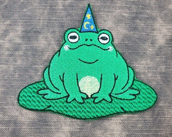 Wizard Frog Fully Embroidered Patch, DnD Magic Toad Badge, Cottagecore Witch Familiar Emblem, Cute Wizard Companion