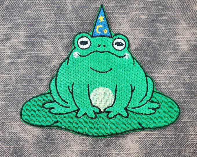 Wizard Frog Fully Embroidered Patch, DnD Magic Toad Badge, Cottagecore Witch Familiar Emblem, Cute Wizard Companion