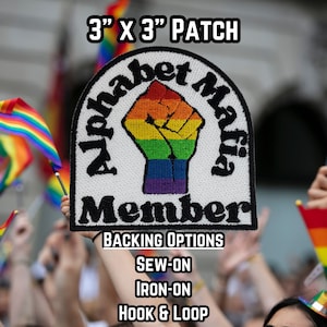 Puede incluir: Un parche blanco de 7,62 cm x 7,62 cm con un puño arcoíris y el texto "Alphabet Mafia Member". El parche tiene opciones de respaldo: coser, planchar y velcro.