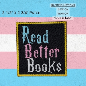 Op de afbeelding: Een zwarte geborduurde patch met gele stiksels, met de tekst "Read Better Books" in een gestileerd lettertype. De tekst is in blauw, roze en grijs. De patch is 2 1/2 inch bij 2 3/4 inch.