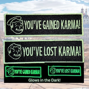 Puede incluir: Dos parches bordados negros y verdes con un personaje de dibujos animados y el texto "You've gained karma!" y "You've lost karma!" Los parches brillan en la oscuridad.