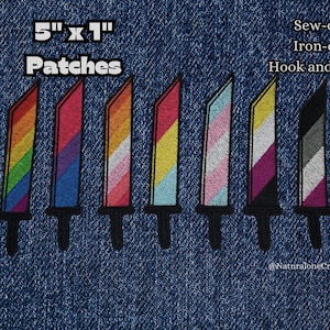 Peut inclure: Sept patchs thermocollants ou à coudre de 12,7 cm sur 2,5 cm représentant différents drapeaux de la fierté. Les drapeaux incluent les drapeaux arc-en-ciel, bisexuel, transgenre, genderqueer, lesbien, pansexuel et asexuel. Le texte "Sew-on Iron-on Hook and Loop" est en haut de l'image. Le texte "5"x1" Patches" est en haut à gauche de l'image. Le texte "@NaturaloneCrafts" est en bas à droite de l'image.