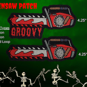 Puede incluir: Un parche de motosierra bordado en rojo y negro con la palabra "GROOVY" en letras blancas. El parche mide 4,25 pulgadas por 2,25 pulgadas y 4,25 pulgadas por 1,5 pulgadas. El parche se puede coser, planchar o sujetar con velcro.