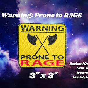 Puede incluir: Un letrero de advertencia amarillo con símbolos de hachas negras y el texto "WARNING PRONE TO RAGE" en negro y rojo. El letrero mide 7,6 cm por 7,6 cm y tiene opciones de respaldo para coser, planchar y velcro.