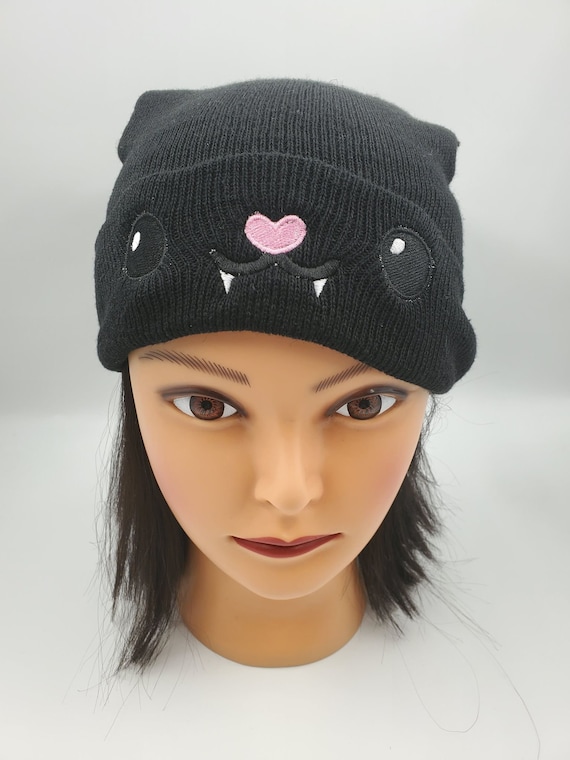 Black Bat Beanie, Kawaii Fashion, Spooky Cute Hat, Halloween Knitted Cap, Warm and Comfortable Vampire Skull Cap, Perfect Gift for Goth