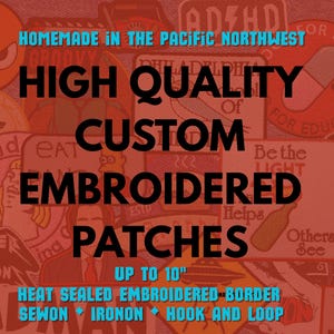 Puede incluir: Una colección de parches bordados personalizados en varias formas y diseños. El texto de la imagen dice "High Quality Custom Embroidered Patches" y "Homemade in the Pacific Northwest". Los parches miden hasta 25 cm.