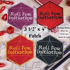 Puede incluir: Cuatro parches bordados termoadhesivos con forma de dado de 20 caras con el texto "Roll for Initiative" en diferentes colores. Los parches miden 8,9 cm por 10,2 cm.
