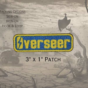 Puede incluir: Un parche bordado azul y amarillo con la palabra "Overseer" en letras amarillas. El parche mide 7,6 cm por 2,5 cm y tiene opciones de respaldo para coser, planchar y velcro.