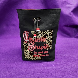 Chaotisch Stupid ist keine Ausrichtung Bestickte Baumwollwürfel Cinch-Tasche für über 25 Würfelsätze mit optionalen Trenntaschen