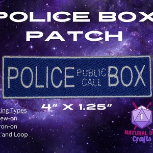 Op de afbeelding: Blauw en wit geborduurd patch met de tekst "POLICE PUBLIC CALL BOX" en de afmetingen 4 inch bij 1,25 inch. De patch bevindt zich op een paarse en zwarte galactische achtergrond.