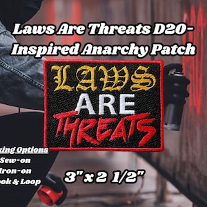 Peut inclure: Patch brodé noir avec inscription jaune et blanche "LAWS ARE THREATS". Le patch mesure 7,6 cm sur 6,4 cm et propose des options de fixation par couture, repassage et scratch.
