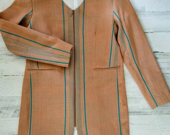 Könnte beinhalten: Eine lange, braune Jacke aus Leinen mit einem gestreiften Muster in Teal und Braun. Die Jacke hat einen Reißverschluss und zwei Taschen.