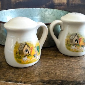 Country Farmhouse Vintage Salt & Pepper Shakers Crock Style Large S and P Set Farm Yard Rooster Chickens Chicks Chicken Coop (A1)