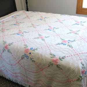 Classic Vintage Full Double Size Cotton Chenille Bedspread Nostalgic Romantic Cottagecore Shabby Fringed Cabin Crafts  NEEDLE TUFT Very Nice