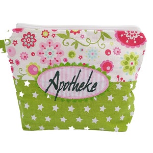 Può includere: Piccola pochette con cerniera con un motivo floreale rosa, verde e bianco. La sezione inferiore è verde con stelle bianche. La parola "Apotheke" è ricamata su un ovale rosa.