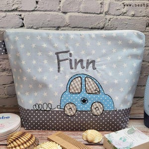 bestickte Tasche AUTO + Name hellblau - grau Wickeltasche Kulturbeutel Windeltasche Kulturtasche Waschtasche 20 Schriftarten Kosmetiktasche