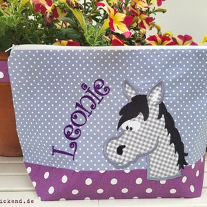 bestickte Tasche PFERD + Name //grau - flieder// Wickeltasche Kulturbeutel Windeltasche Kulturtasche Waschtasche 20 Schriften Kosmetiktasche