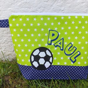 bestickte Tasche FUSSBALL + Name /marine - grün/ Wickeltasche Kulturbeutel Windeltasche Kulturtasche Waschtasche 20 Schriften Kosmetiktasche