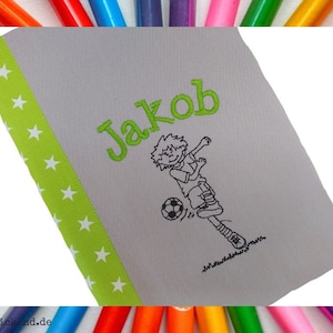 geborduurd boekje omslag A5 *** VOETBALLER + naam *** //kiwi - grijs// (binnenvak - 20 lettertypen - wasbaar) U-boekje * HA-boekje * notitieboekje