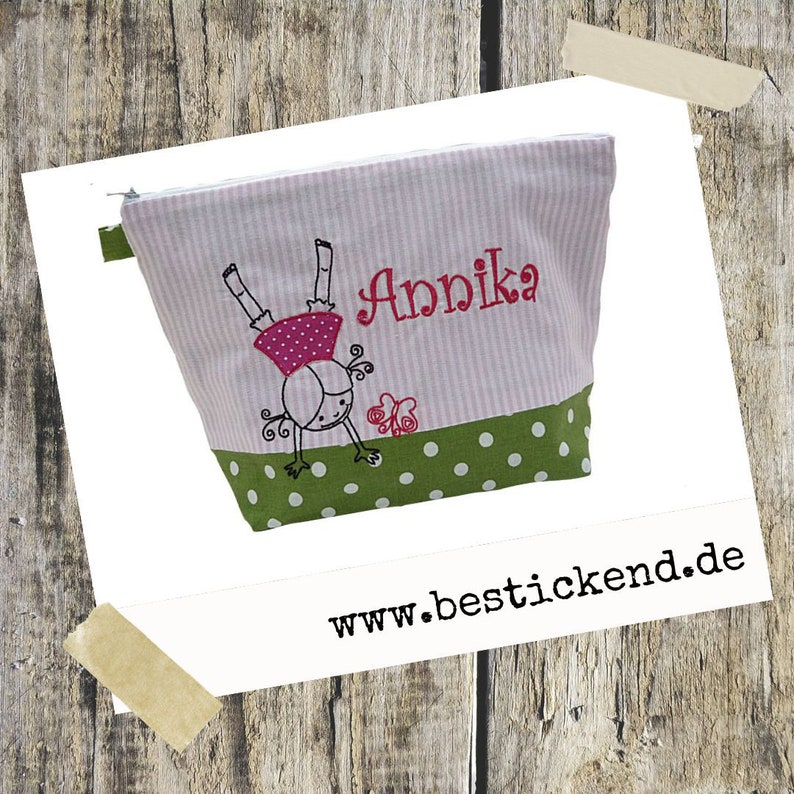 bestickte Tasche HANDSTAND Name //grün natur// Wickeltasche Kulturbeutel Windeltasche Kulturtasche Waschtasche 20 Schriften Bild 4