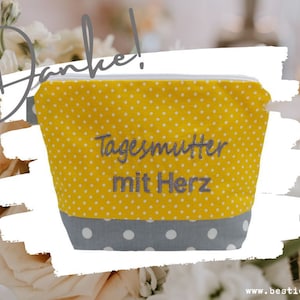 bestickte Tasche TAGESMUTTER mit HERZ  //grau - gelb//  Kosmetiktasche Kulturtasche Schminktasche Makeup-Bag Kompliment Geschenk (08)